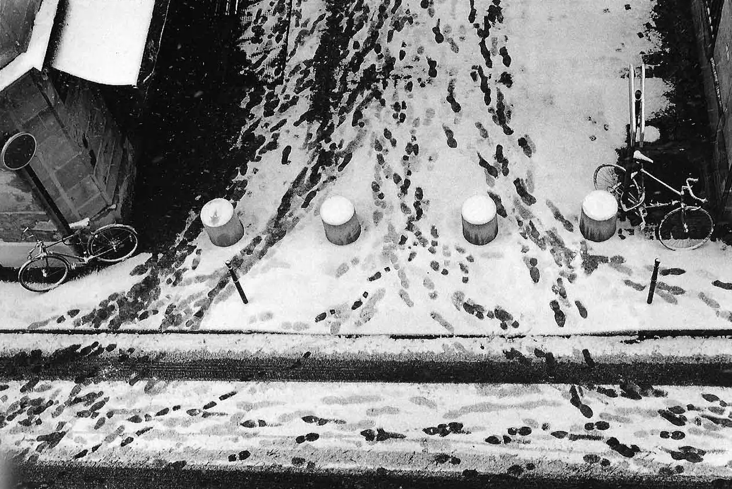 Footprints in the snow, Paris 2005
